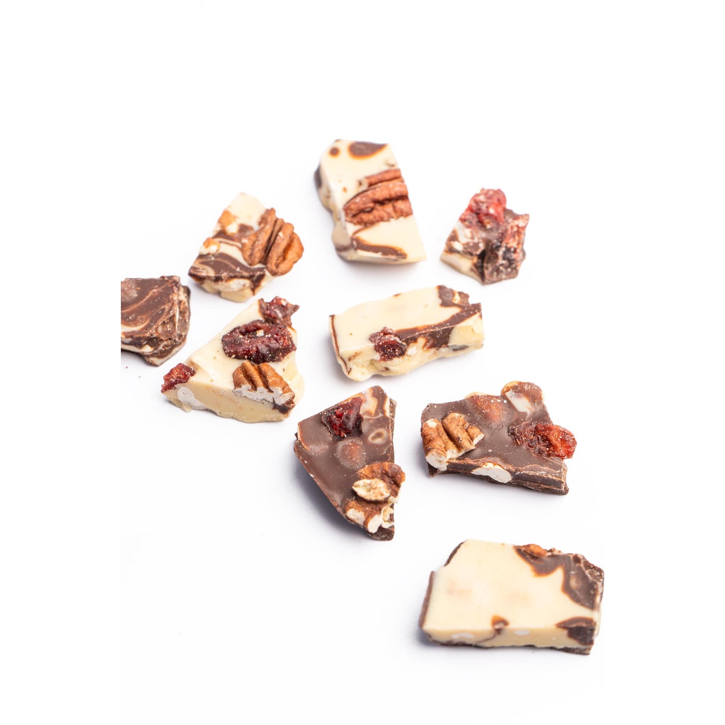 Bark mezcla de chocolate oscuro 60% cacao fino de aroma con chocolate blanco. Mezcla de pecanas, arándanos y maní.