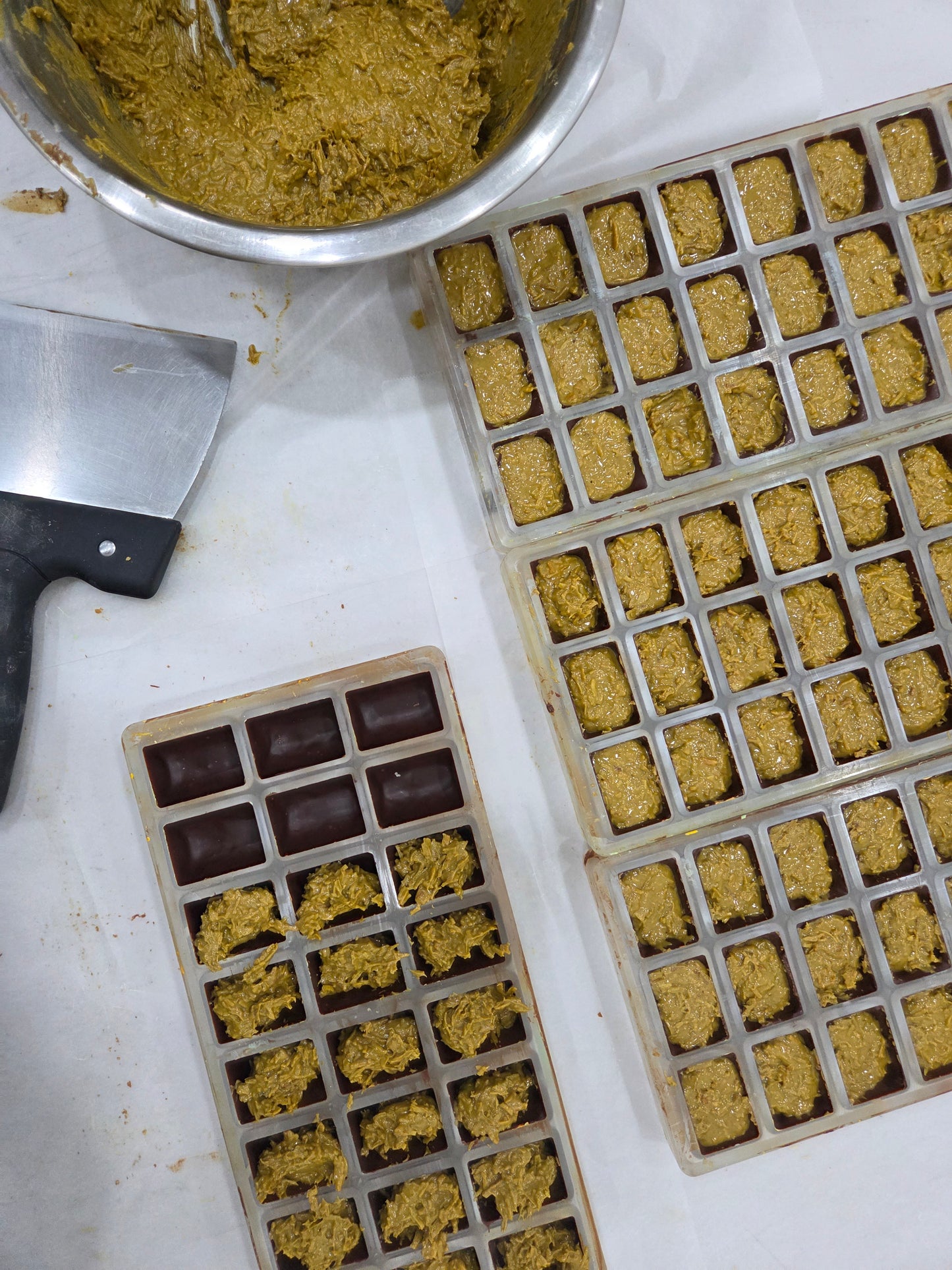 Dubai-inspired chocolate bombons from Chocolates Sero, handcrafted in Guatemala. Made with 60% dark chocolate, filled with pistachio cream and crispy kataifi strands — a luxurious fusion of Middle Eastern flavors and artisan couverture.