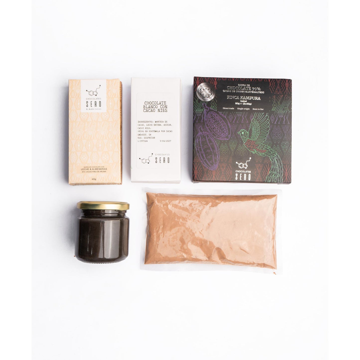 Colección de distintos productos sero, Barra de chocolate 50% cacao con leche y almendras, 45 gramos, barra de chocolate blanco con nibs, 45 gramos, barra de chocolate 70% cacao fino de aroma de origen único, Finca Kampura, Izabal, Guatemala, 80 gramos, spread artesanal de tahini negro, cacao en polvo 100% natural, Chocolates Sero