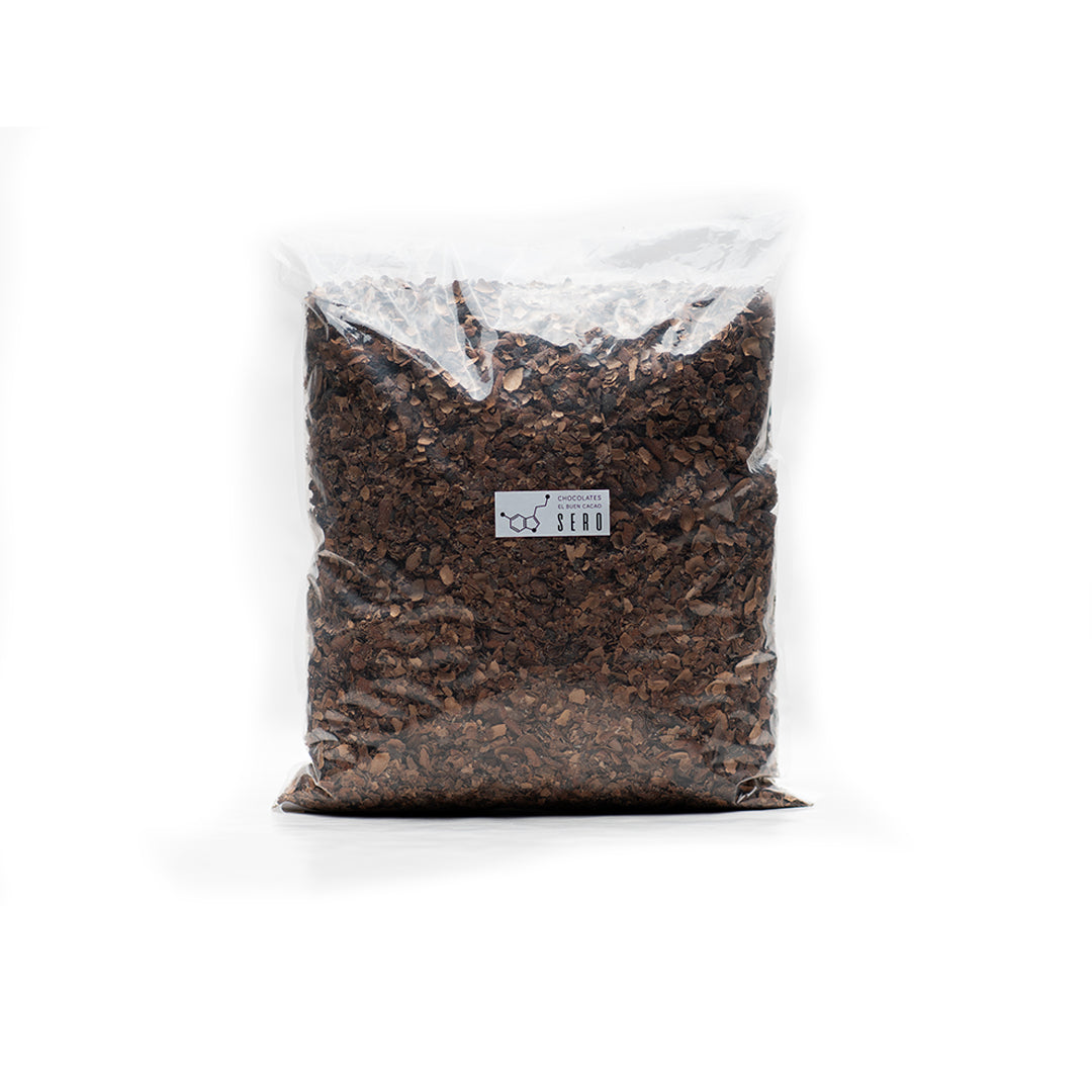 Sealed bag of cacao husk from Guatemalan cacao, packaged by Chocolates Sero. Ideal for infusions, this aromatic ingredient offers a sustainable, chocolate-scented experience rich in antioxidants and theobromine.