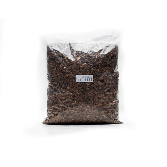 Sealed bag of cacao husk from Guatemalan cacao, packaged by Chocolates Sero. Ideal for infusions, this aromatic ingredient offers a sustainable, chocolate-scented experience rich in antioxidants and theobromine.