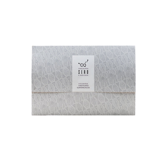 Chocolates Sero Tasting Kit featuring four 70% dark chocolate bars from distinct Guatemalan origins, a printed tasting mat, and a QR code linking to a video guide on how to taste chocolate. Designed for immersive, educational, and ethical chocolate exploration.